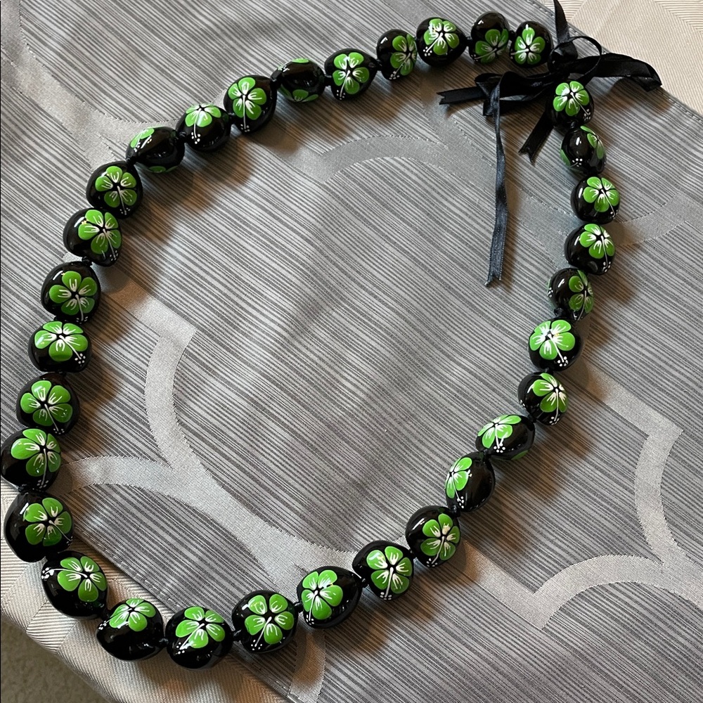 New Elegant Black and Green Floral Kukui Nut Necklace